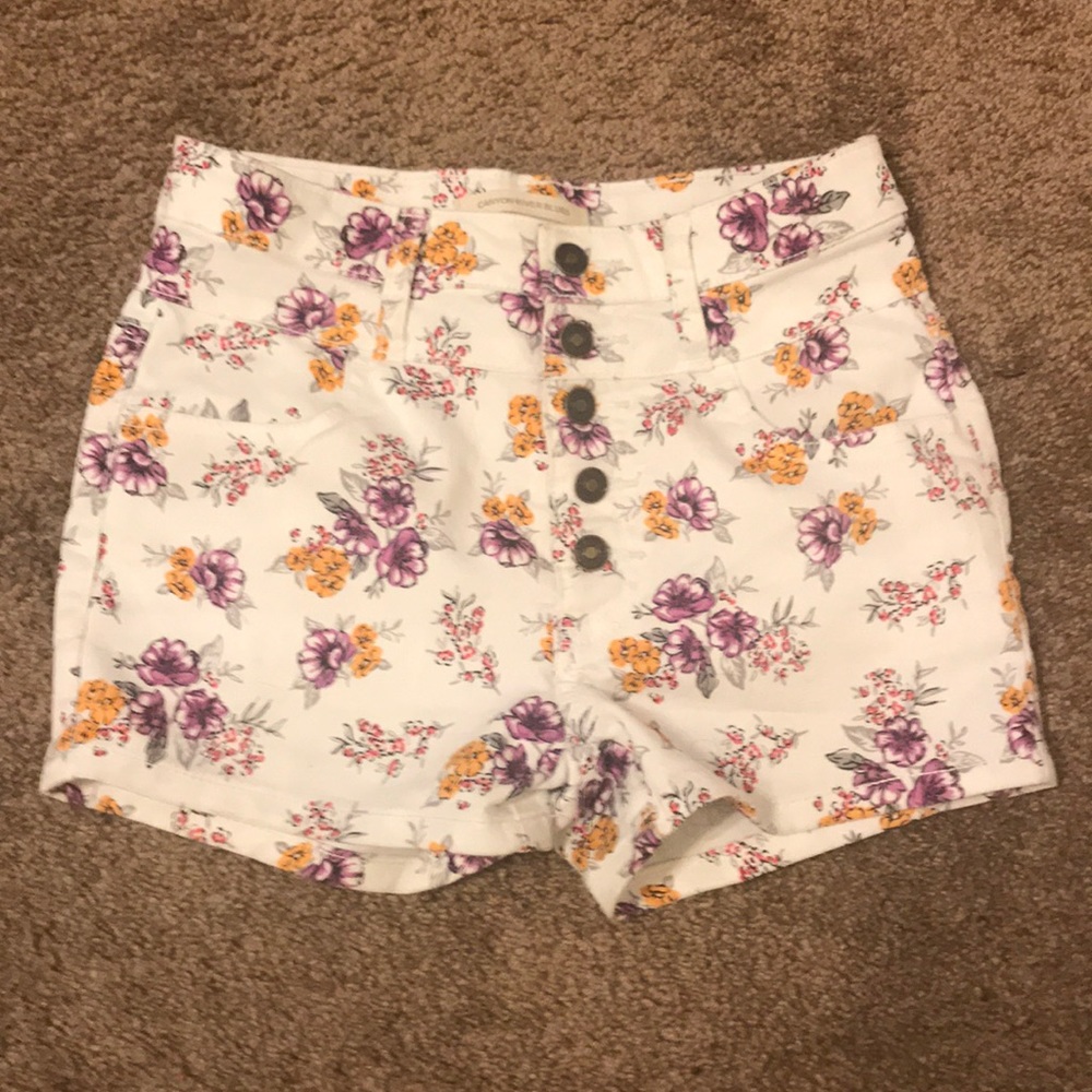 High waisted jean shorts!!🚨